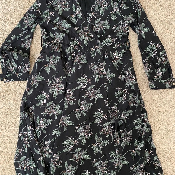 Ivy City Co Other - Ivy city mini 4/5t Floral Black Dress